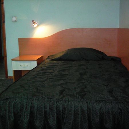 Elbrus Hotel Pazardzhik Bagian luar foto