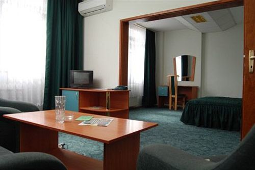 Elbrus Hotel Pazardzhik Bagian luar foto