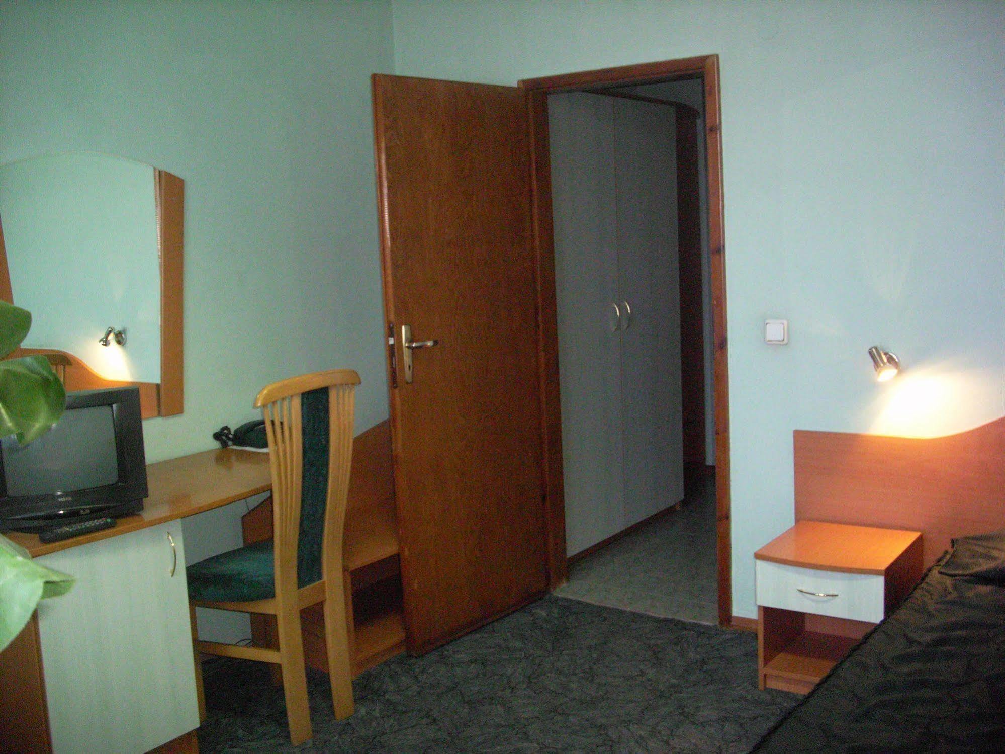 Elbrus Hotel Pazardzhik Bagian luar foto