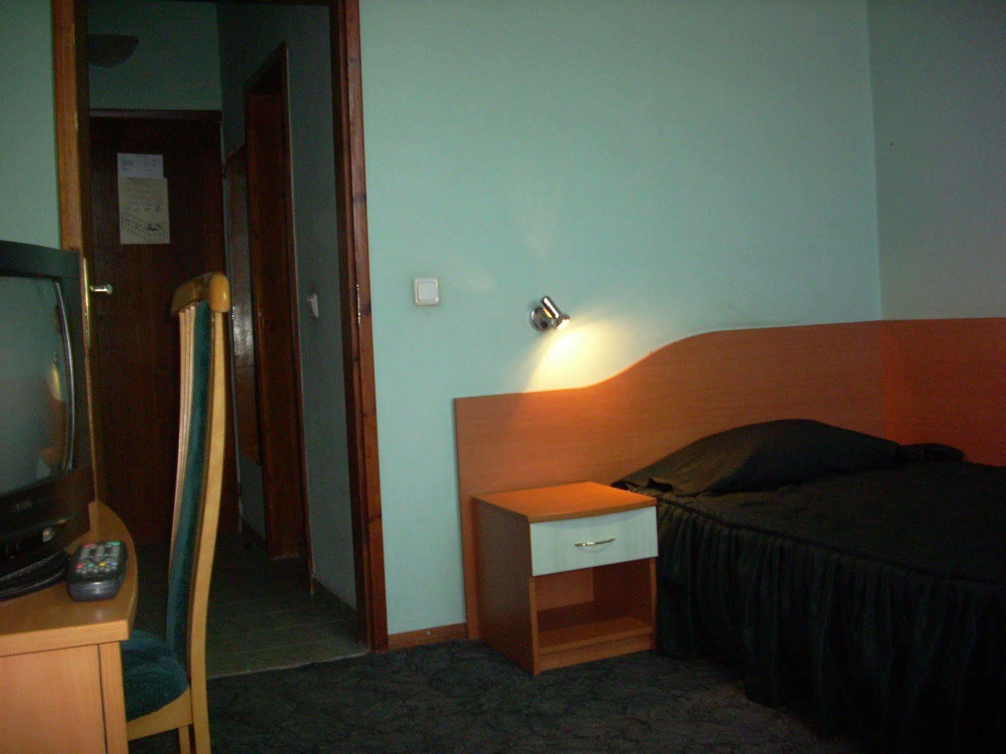 Elbrus Hotel Pazardzhik Bagian luar foto