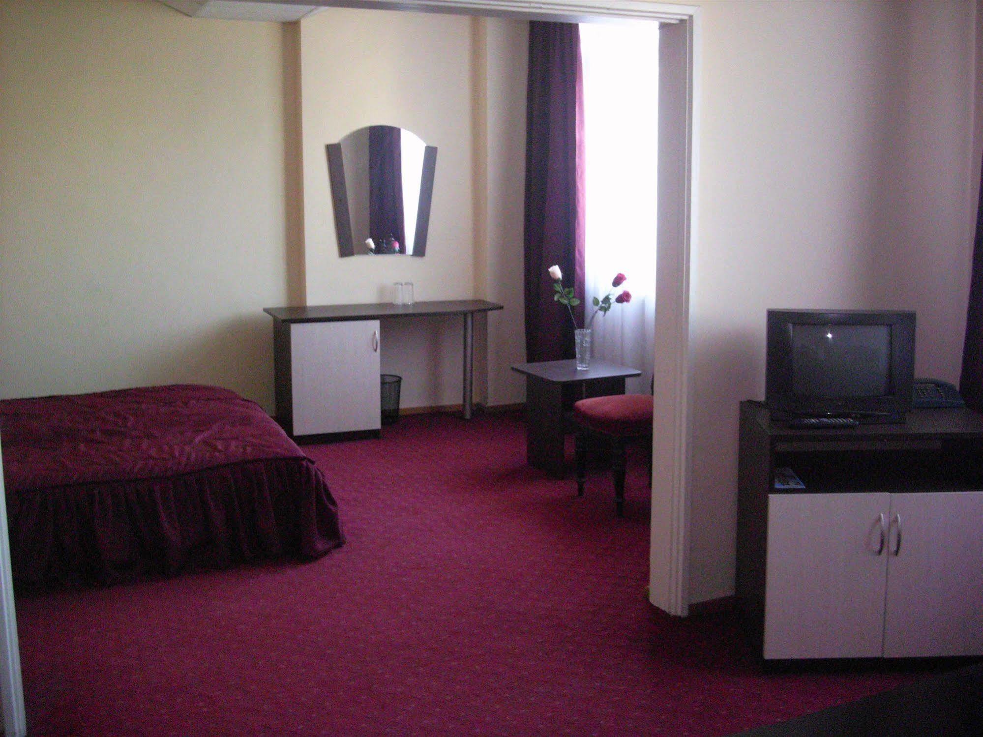 Elbrus Hotel Pazardzhik Bagian luar foto